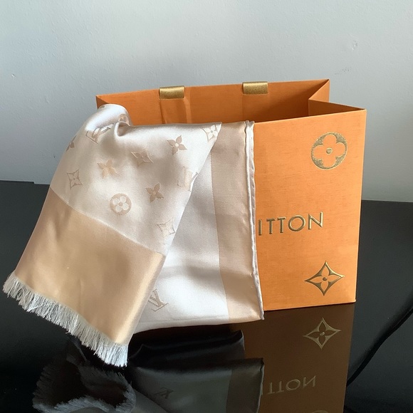 BEAUTIFUL Authentic LV silk scarf  🌷🌷🌷 - Picture 14 of 16